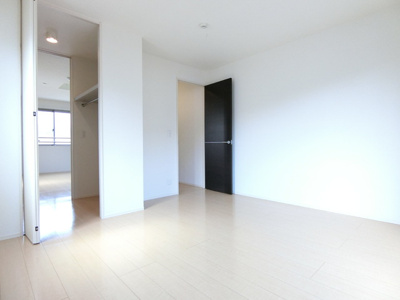 ウォークインクローゼット付のお部屋です♪