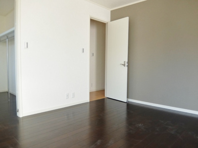 南向き、２面採光の洋室７帖