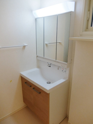 忙しい朝に便利な独立洗面台