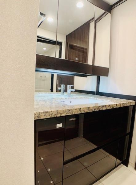 イニシアイオ西麻布の洗面所