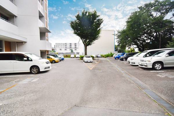 ビレッジハウス向台タワー1号棟の駐車場