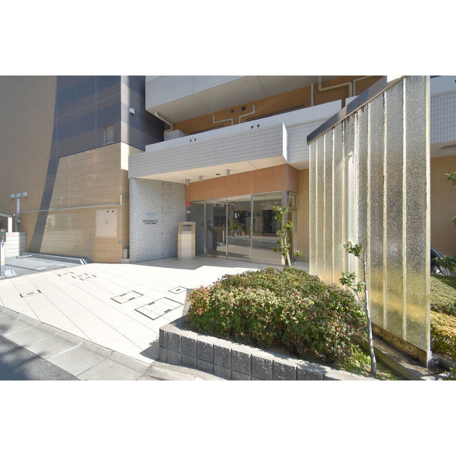 SERENiTE江坂四番館のエントランス