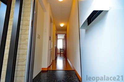 【玄関】 | レオパレスＫＡＴＳＵＲＡＧＩ | 設備・仕様は号室により異なる為、現状を優先致します。