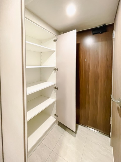 【玄関】 | ロイヤルパークス有明 | ※写真は同タイプ住戸です。