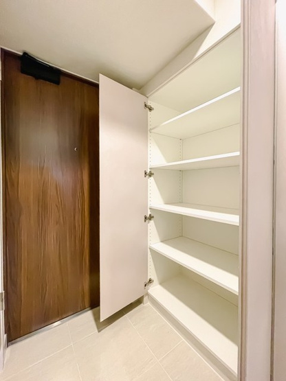 【玄関】 | ロイヤルパークス有明 | ※写真は同タイプ住戸です。