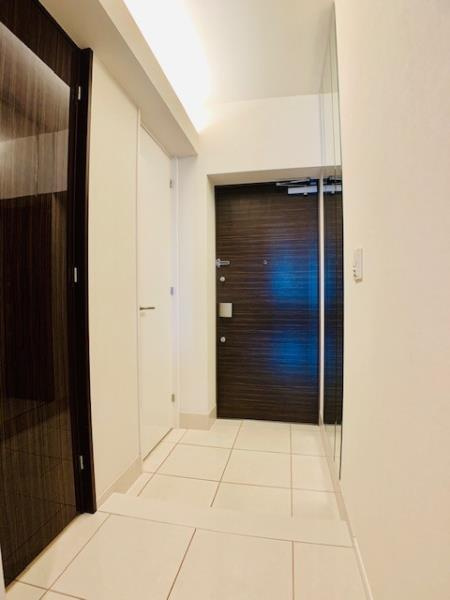 イニシアイオ西麻布の玄関