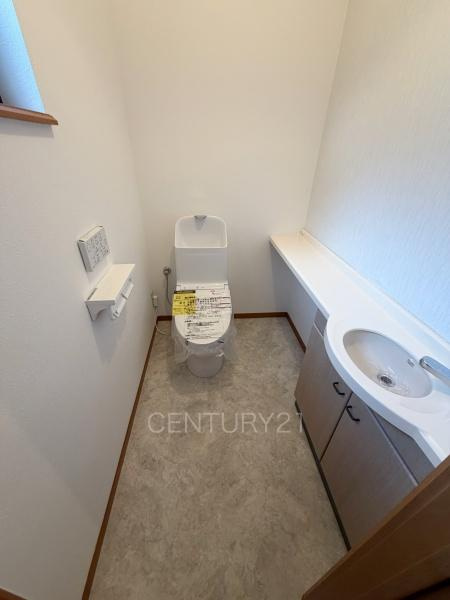 前橋市文京町中古一戸建てのトイレ|１階トレイです。
温水シャワー洗浄機能付きです。