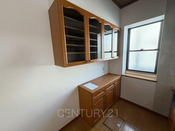 前橋市文京町中古一戸建てのキッチン|カップボード付き。