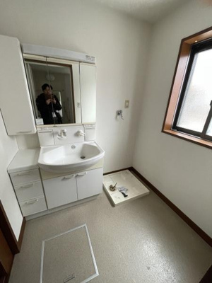 【独立洗面台】 | 湖山町北6丁目3階建戸建住宅 | 1階洗面台