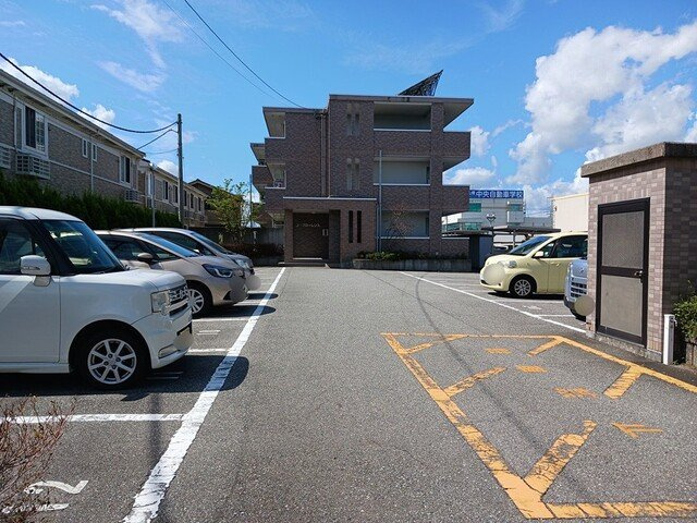 Ｊ・フローレンスの駐車場|駐車場完備です