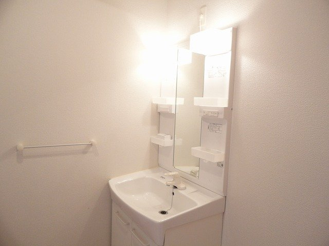 エタニティ－リブズ　Ｂの洗面所|明るい洗面所です