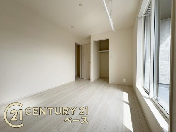 奈良市秋篠町 ／新築一戸建の洋室|■現地撮影写真■バルコニーに面した開放感のあるお部屋です！