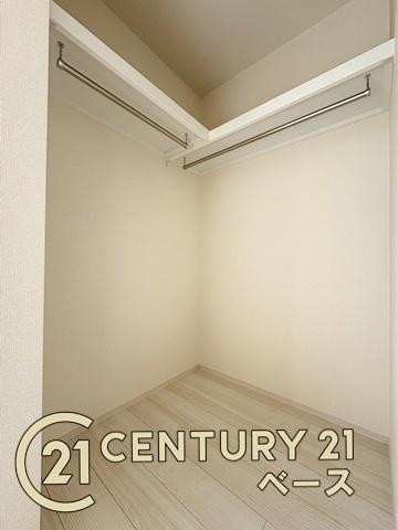 奈良市秋篠町 ／新築一戸建の収納|■現地撮影写真■広々としたクローゼットを完備！大きな荷物も楽々収納！