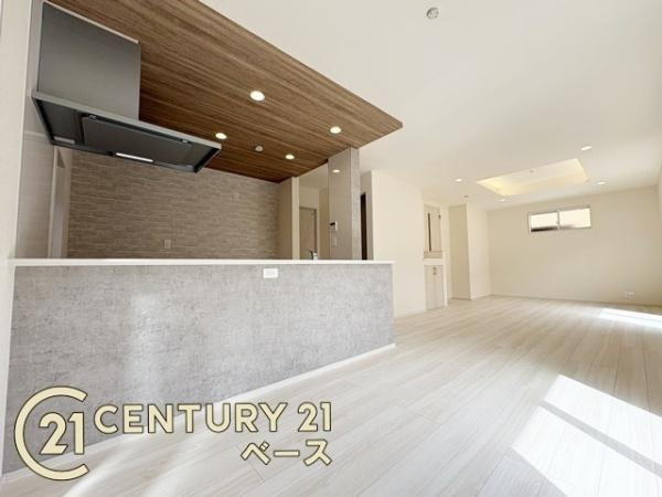奈良市秋篠町 ／新築一戸建の居間・リビング|■現地撮影写真■家族団欒も快適な広々としたリビング！
