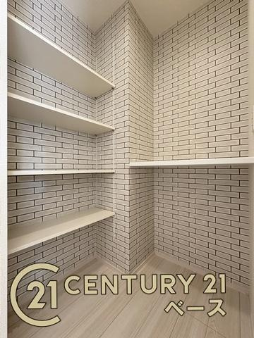 奈良市秋篠町 ／新築一戸建の収納|■現地撮影写真■キッチン横にはパントリー収納を完備！
