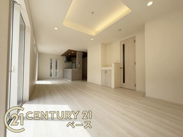 奈良市秋篠町 ／新築一戸建の居間・リビング|■現地撮影写真■ご家族でくつろいでいただける広々したＬＤＫは約２１帖！