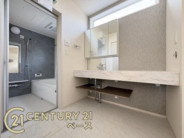 奈良市秋篠町 ／新築一戸建の独立洗面台|■現地撮影写真■おしゃれで広々とした洗面化粧台です！