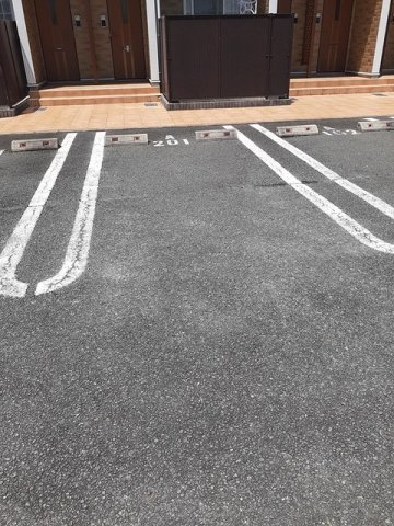 カロスアンセ壱番館の駐車場