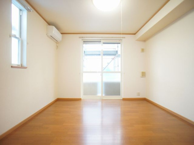 【居間・リビング】 | グリーンヒル | 快適に過ごせるエアコンが付いています♪