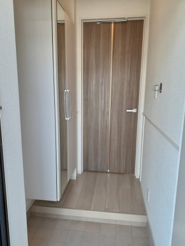 ＰＬＡＩＮ　桃の木の玄関