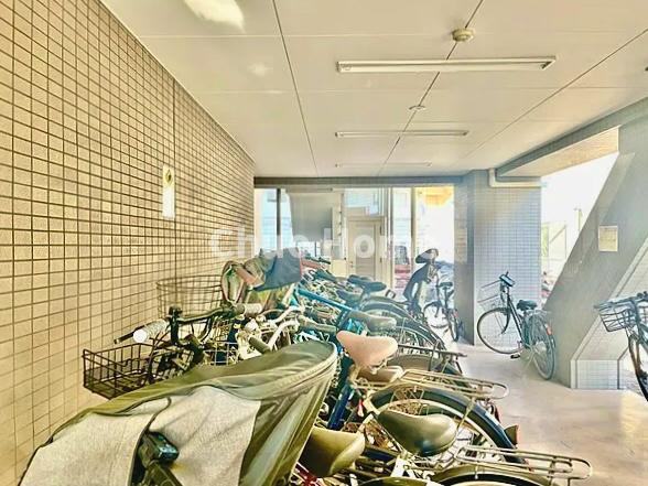 アクトヒルズ金町の駐輪場|【自転車置き場】最新の空き状況や費用などの詳細は担当スタッフまでお問い合わせください。