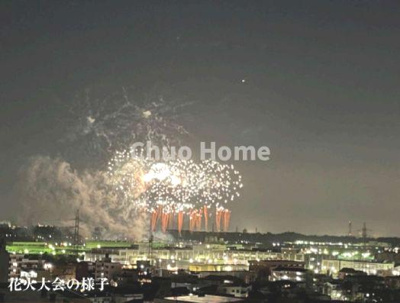 【展望】 | アクトヒルズ金町 | 手を伸ばせば、ふれることが出来そうな環境が、そのままインテリアになったような印象です。その豊かな眺望にふさわしい空間には、通風・採光にも優れ、心地よい光と風があふれています