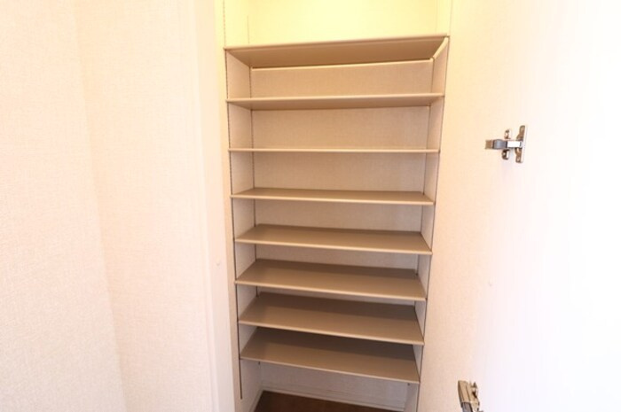 アルメール神栖の収納|トールタイプの姿見付シューズインクローク