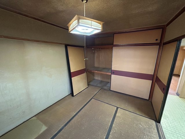岩成台西第2住宅605号棟の和室|押入の収納力はかなりあります！