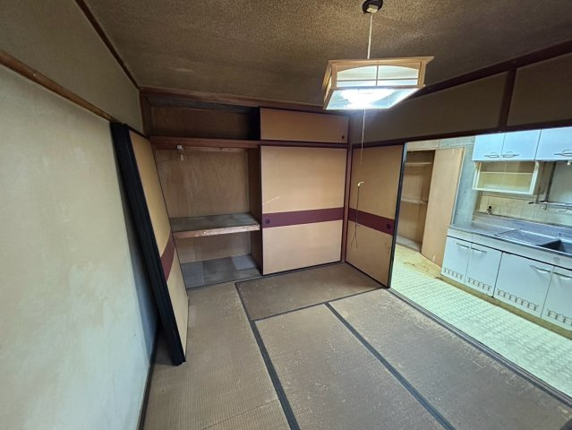 岩成台西第2住宅605号棟の和室|押入の収納力はかなりあります！