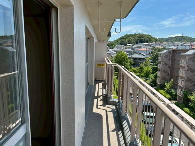 岩成台西第2住宅605号棟のバルコニー|2025年6月に大規模修繕完了！