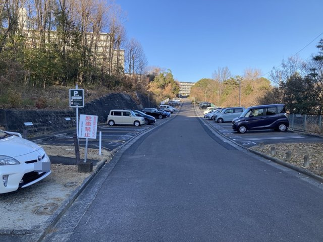 岩成台西第2住宅605号棟の駐車場|物件敷地内は広々と使われています！