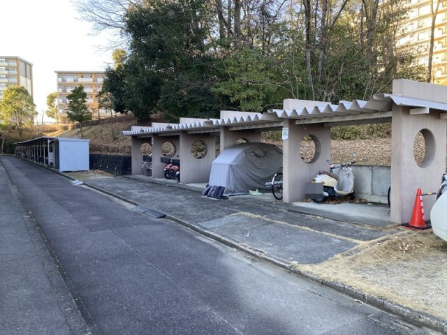 岩成台西第2住宅605号棟の駐輪場|自転車やバイクの駐輪もバッチリです！