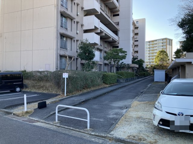 岩成台西第2住宅605号棟の外観|お引越しの時等は、柵を外してエレベーター前まで車の出し入れが可能です！