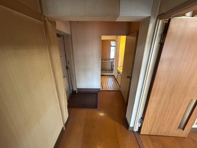 岩成台西第2住宅605号棟の玄関|リフォーム向け物件になります！お客様のご希望に合わせてリフォーム提案も承ります！