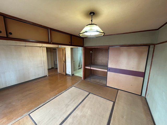 岩成台西第2住宅605号棟の和室|押入の収納力はかなりあります！