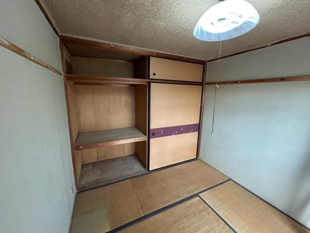 岩成台西第2住宅605号棟の和室|押入の収納力はかなりあります！