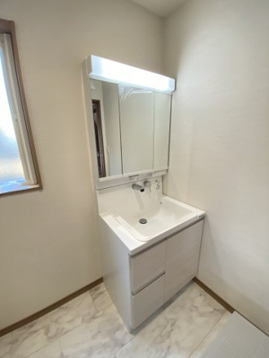 【洗面所】 | La fraise壱番館 | シャワー付き洗面台です