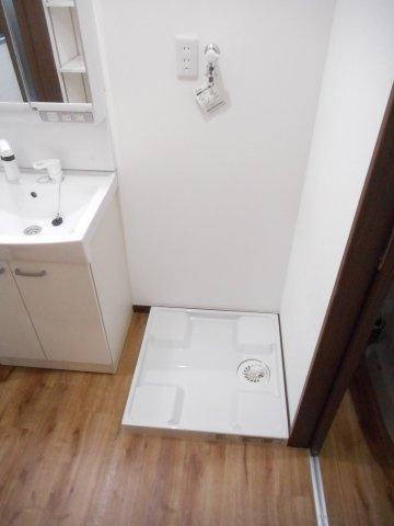 【賃貸アパート】スクワイアの洗面所|忙しい朝には欠かせない洗面所です