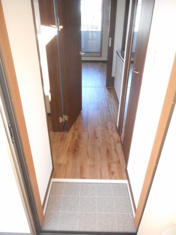 【賃貸アパート】スクワイアの玄関|収納もある玄関です