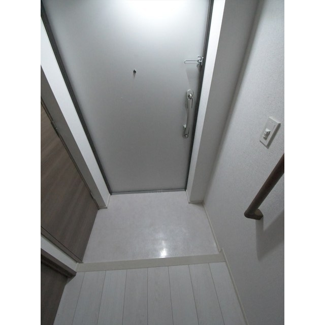 プライムガーデン若木の玄関