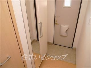 広島市安佐北区白木町大字井原のアパートの玄関|ミラー付き大型シューズボックス