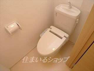 広島市安佐北区白木町大字井原のアパートのトイレ|シャワートイレ・収納棚あり