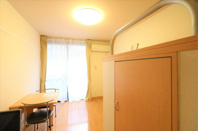 明石市大久保町西島の賃貸マンションの居間・リビング|１Ｆはフローリング仕様・２Ｆは絨毯仕様になります。