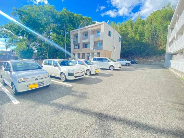 レオパレス雅の駐車場