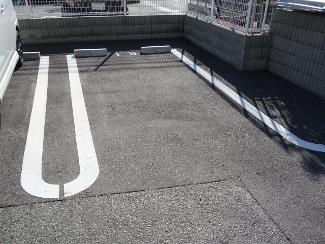 レオパレス雅の駐車場