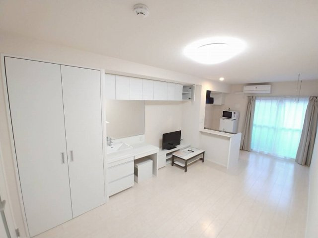 明石市西明石西町２丁目の賃貸マンションの居間・リビング|居室：白を基調とした透明感のあるお部屋。