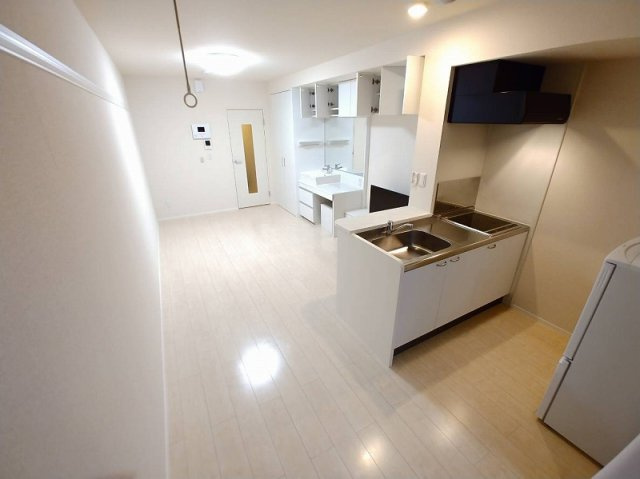 明石市西明石西町２丁目の賃貸マンションの居間・リビング|居室：キッチン・窓側から