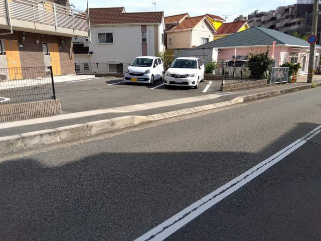 ミランダルピナス弐番館の駐車場