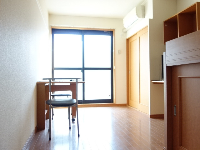 レオパレスシーサイド江井島の居間・リビング