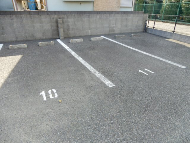 レオパレスシーサイド江井島の駐車場